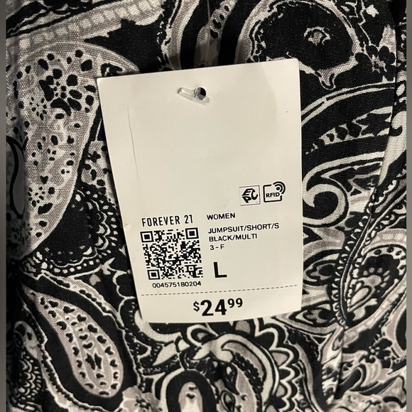 NWT Forever 21 shorts romper. Sz L One piece with shoulder ties.Black & White - Picture 3 of 6